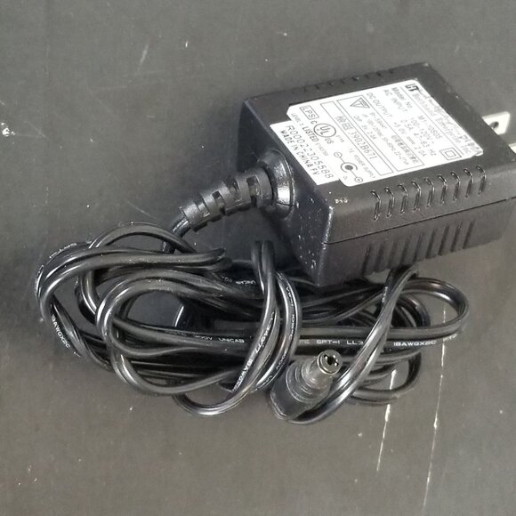 AC Adapter Charger M1-10S05 100-120V 0.5A 47-63Hz DC Output +5.0V 2.0A - Picture 1 of 4